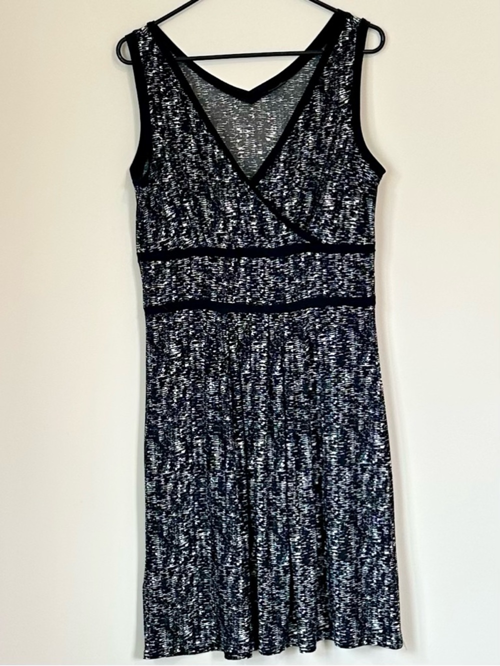 Ann Taylor Black & White Sleeveless V-Neck Midi Dress - Size: Medium